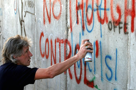 Roger Waters spray-paints The Wall